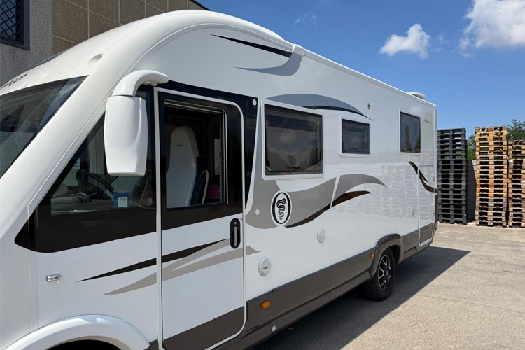 Ripristino adesivi caravan
